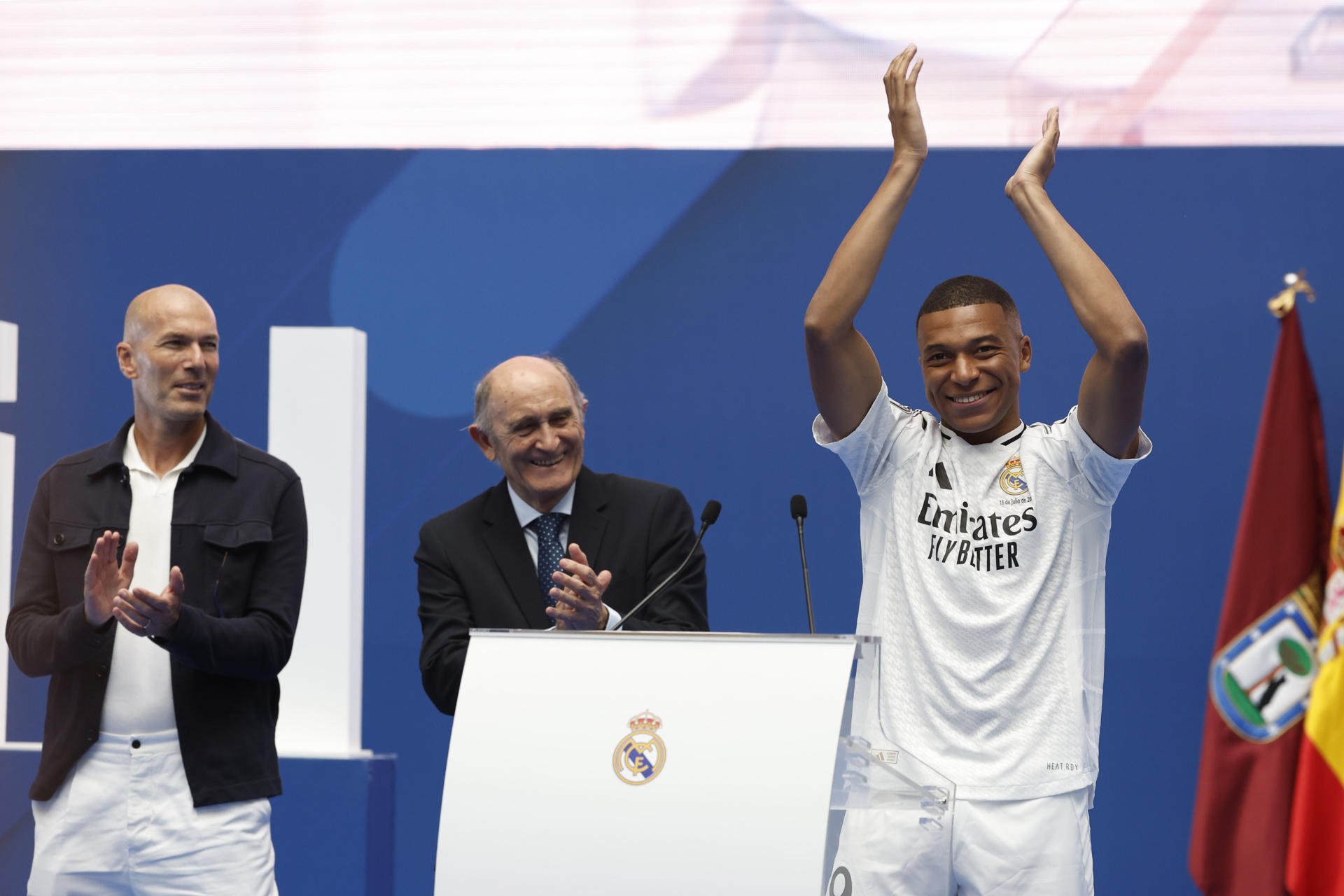Florentino Pérez, acompañado por Zidane en la presentación de Mbappé
