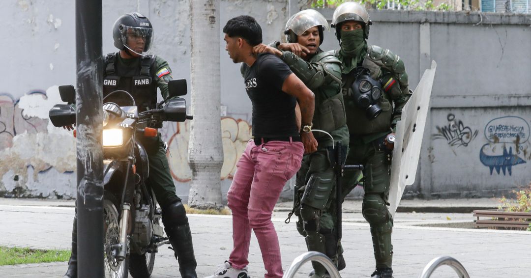 Dos militares fallecidos y 141 agentes de seguridad heridos en protestas, según Maduro