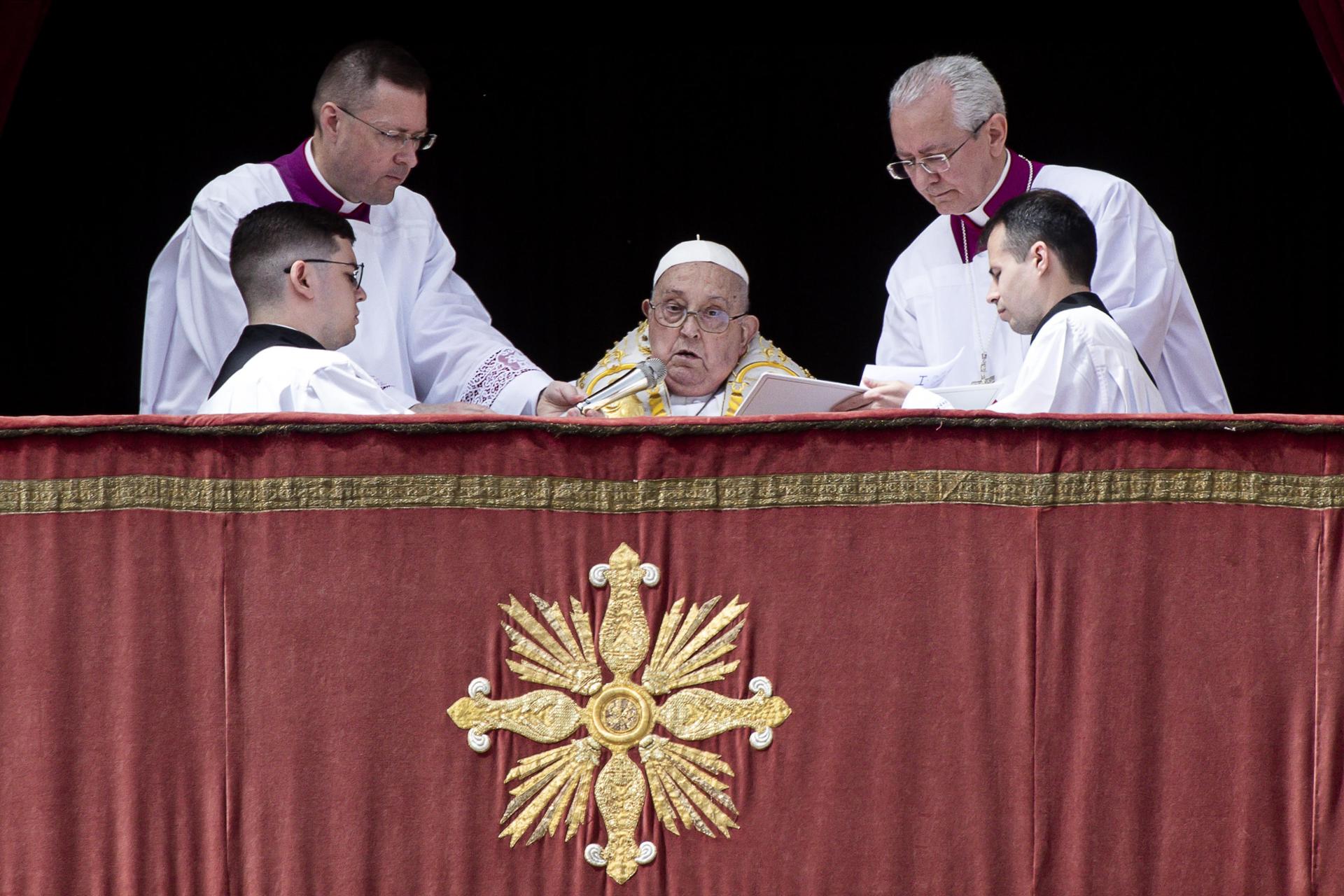 El papa reaparece para la bendición Urbi et Orbi y condena «la carrera de rearme»